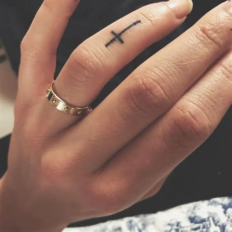 tatuajes en el dedo para mujer|Tatuajes en los dedos para mujeres: Diseños y consejos